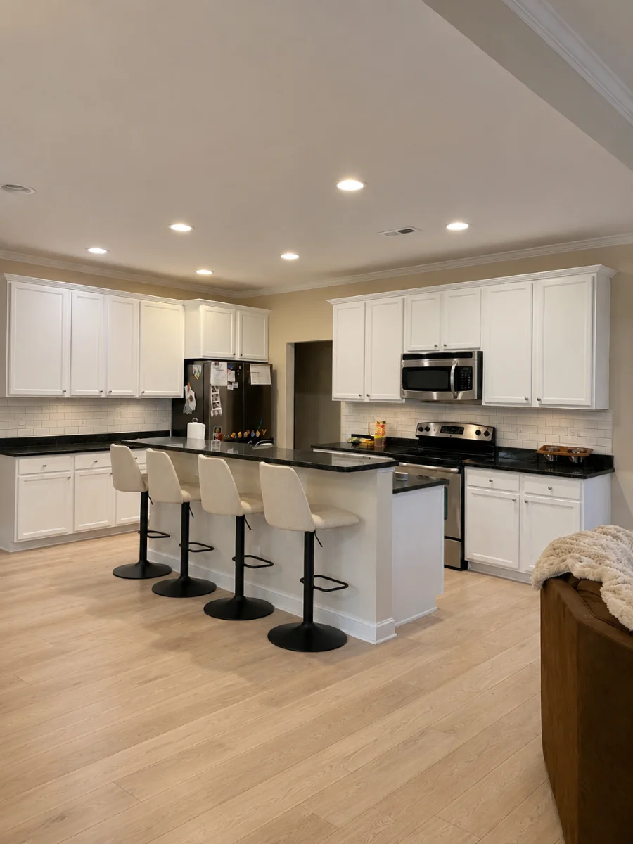 Cocina remodelada con gabinetes blancos y piso nuevo