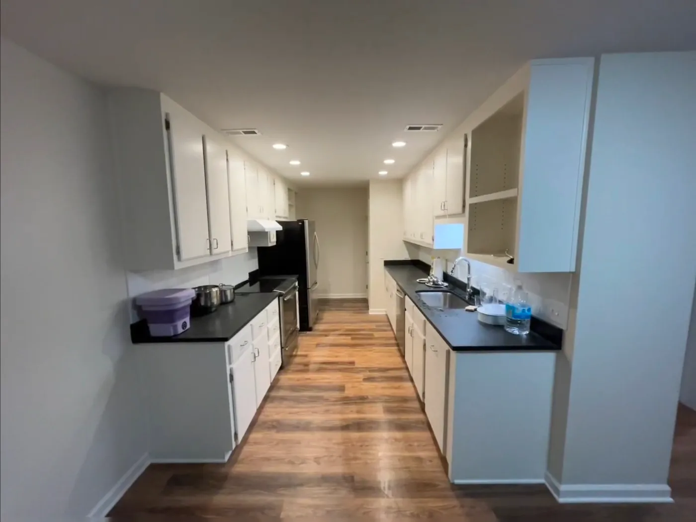 Gabinetes de cocina blancos instalados y terminados