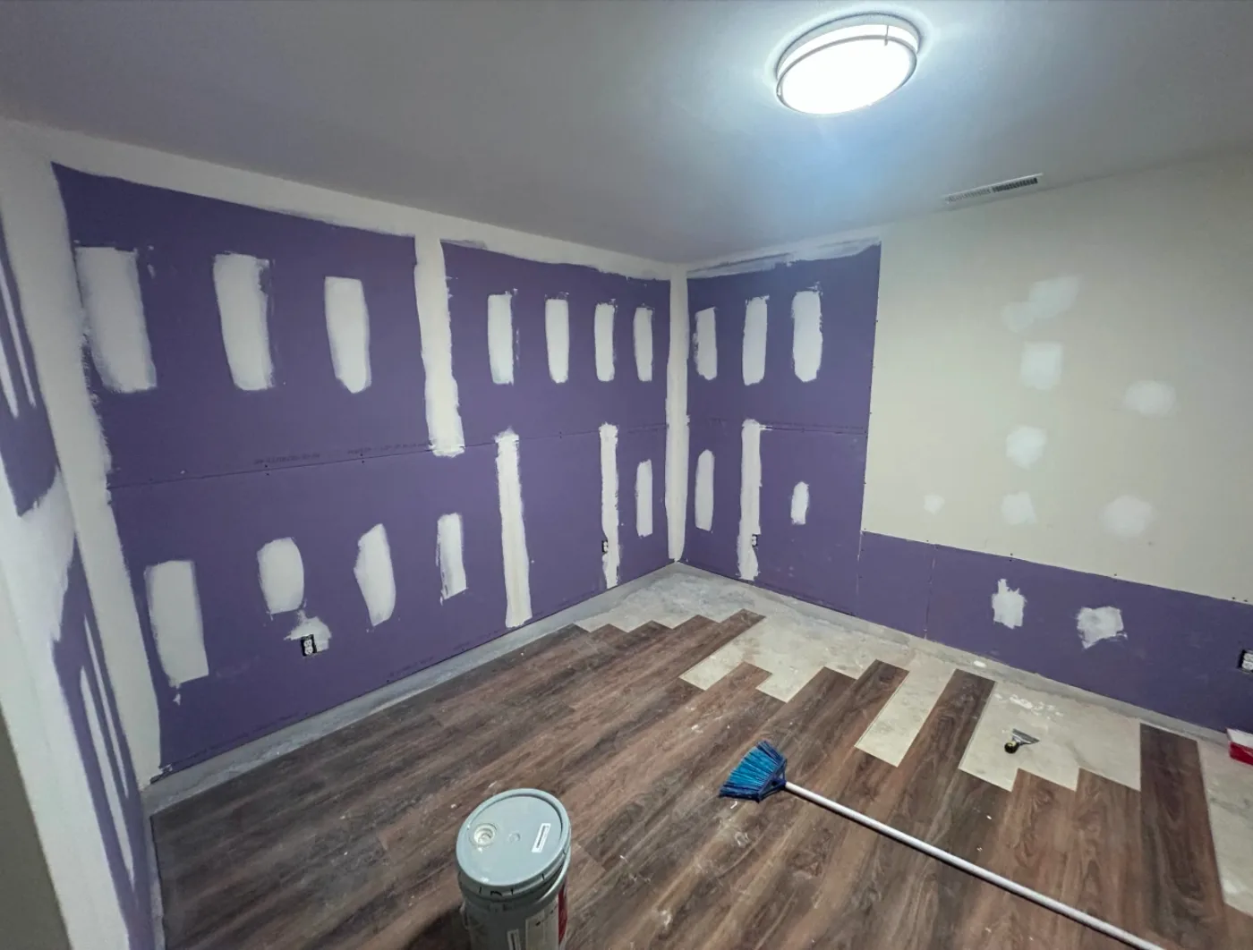 Habitación remodelada con piso y paredes nuevas